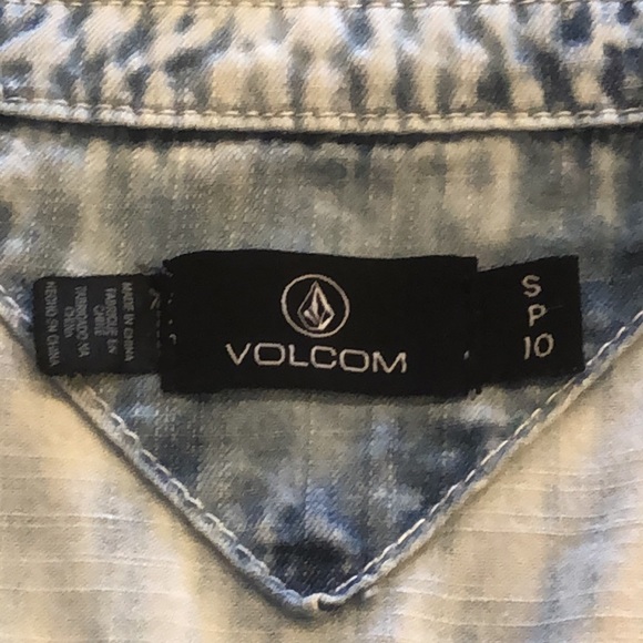 VOLCOM Women’s Light Wash Denim Button Up Slightly Cropped Shirt Size S ☀️ - Picture 4 of 6